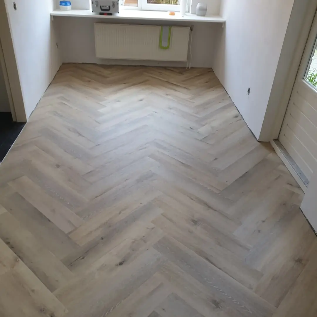 Visgraat vloer laten leggen in Enschede