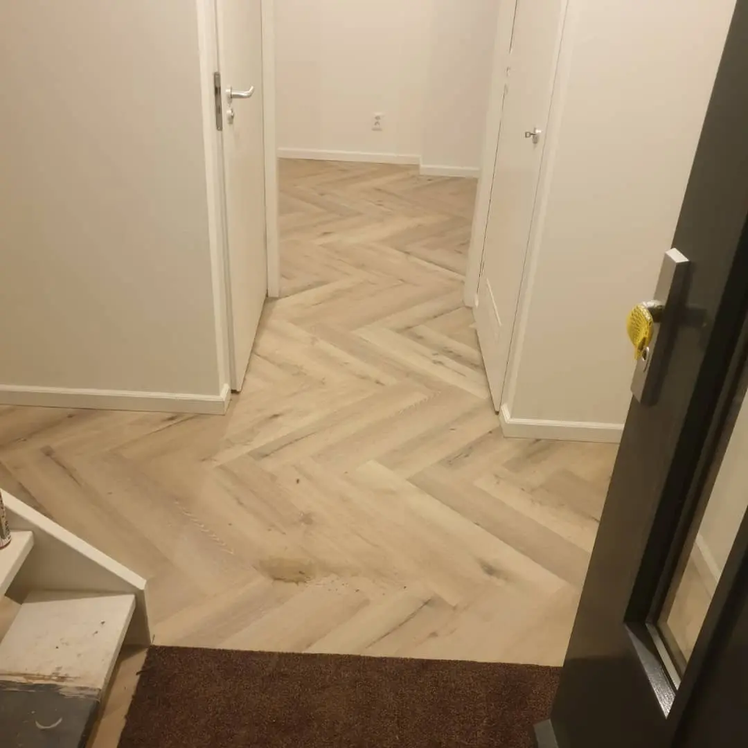 Visgraat vloer laten leggen in Enschede